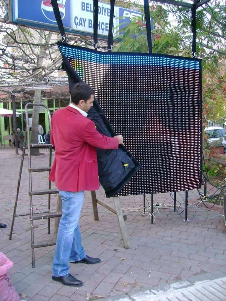Açık havada portatif stand üzerinde esnek LED montajı